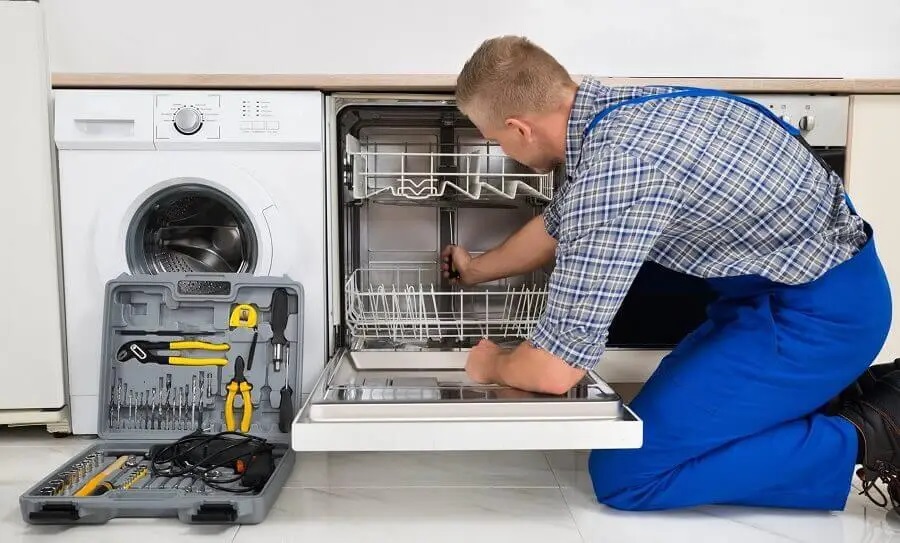 Arifiye Gorenje servisi teknisyen ekibi beyaz eşya tamiri yaparken